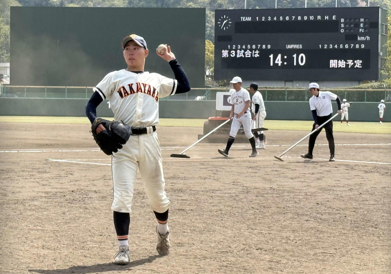 試合後、キャッチボールをする和歌山工のエース左腕・山田（撮影・中島麗）