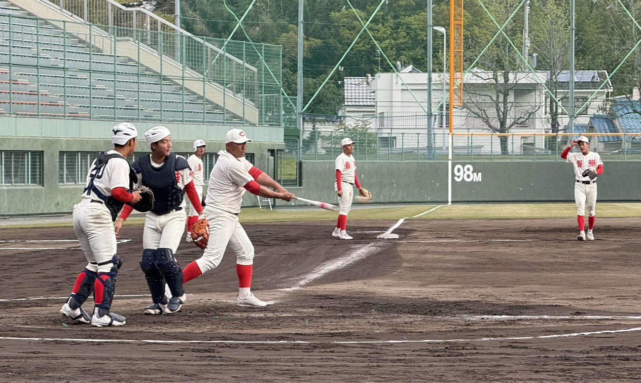 試合前にノックを行う智弁和歌山ナイン。背番号20は新入生唯一ベンチ入りした・東村（撮影・中島麗）