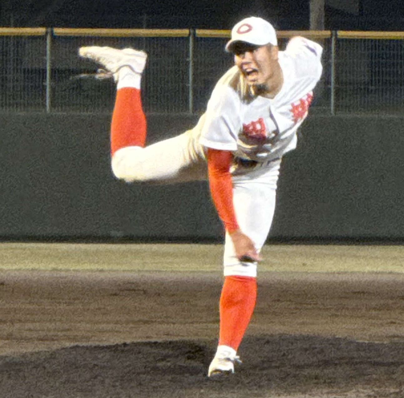 9回から登板し、気迫あふれる投球で3者連続三振を記録した智弁和歌山・和気（撮影・中島麗）