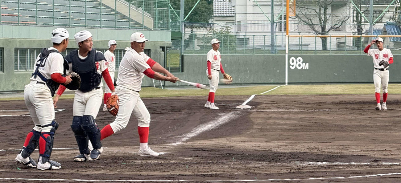 試合前にノックを行う智弁和歌山ナイン。背番号20は新入生で唯一ベンチ入りした・東村（撮影・中島麗）