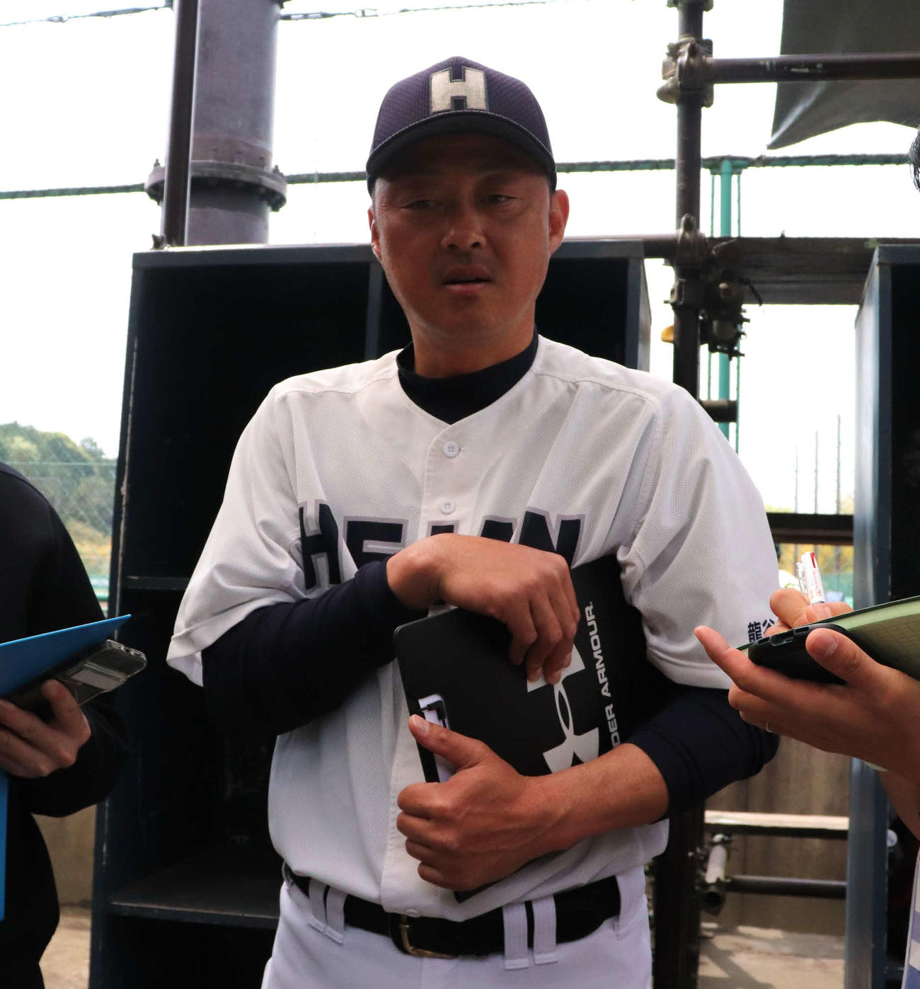 春季大会1次戦1回戦　洛西対龍谷大平安　公式戦初采配を終え、取材に応じる龍谷大平安・川口知哉監督（撮影・中島麗）