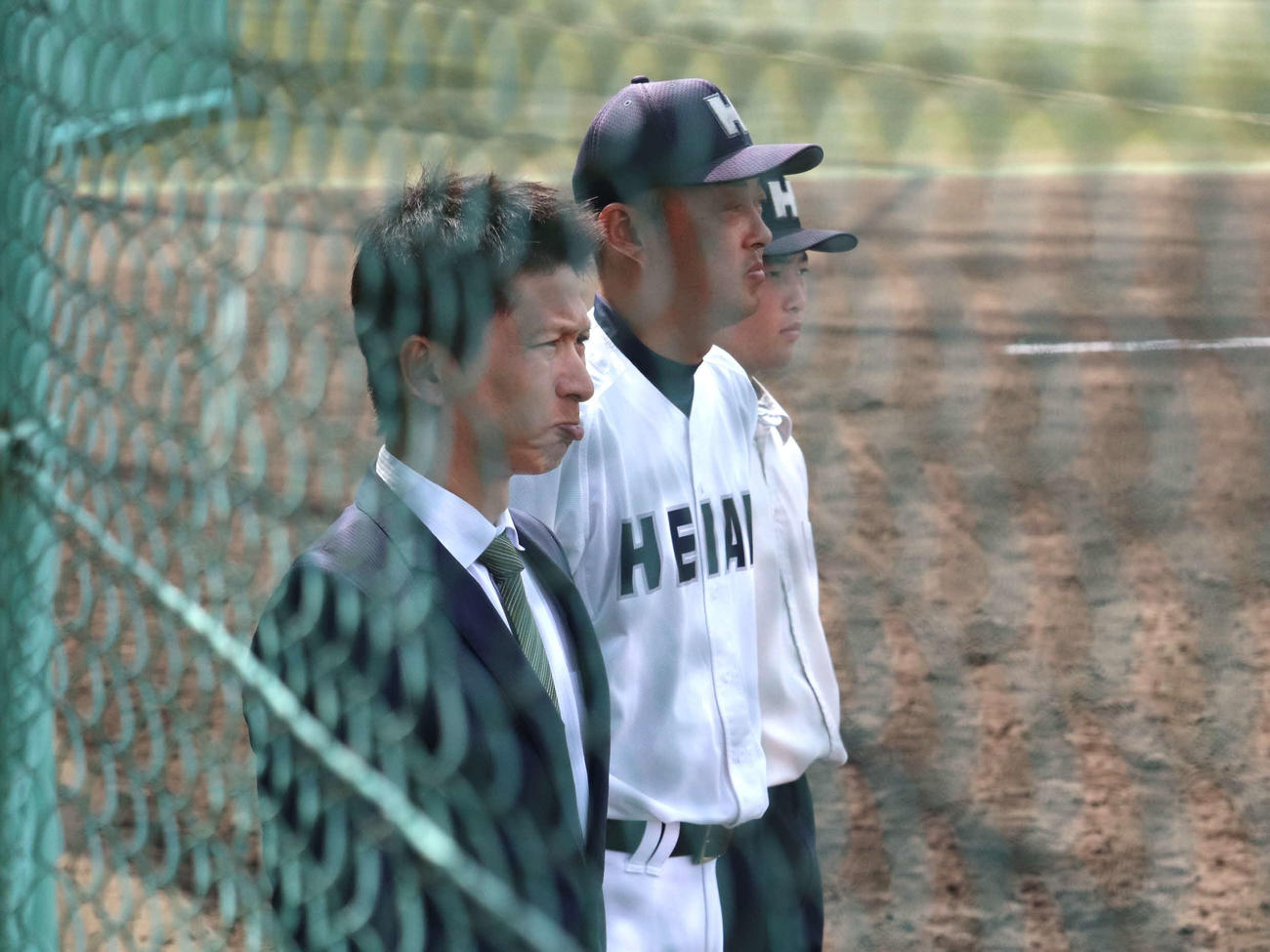 春季大会1次戦1回戦　洛西対龍谷大平安　公式戦初采配となった、龍谷大平安・川口知哉監督（中央）（撮影・中島麗）
