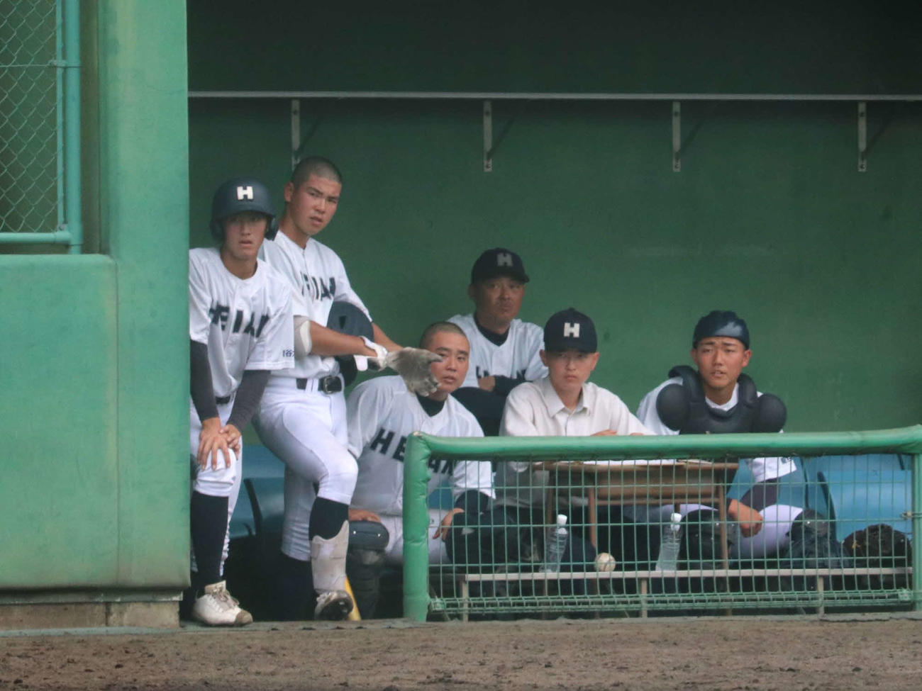 春季大会1次戦1回戦　洛西対龍谷大平安　公式戦初采配でベンチから戦況を見つめる、龍谷大平安・川口知哉監督（撮影・中島麗）