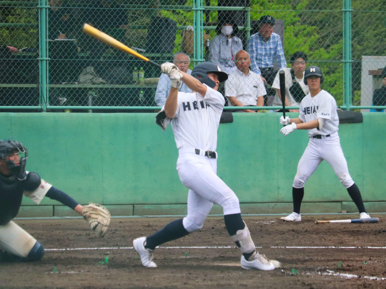 春季大会1次戦1回戦　洛西対龍谷大平安　4回無死一、三塁　右中間へ3ランを放った、龍谷大平安の4番・鏡（撮影・中島麗）