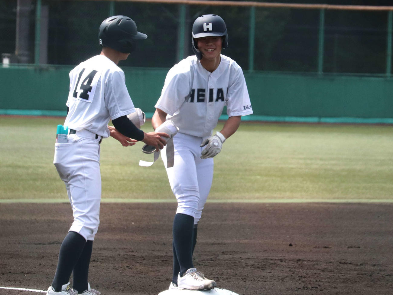 春季大会1次戦1回戦　洛西対龍谷大平安　1回2死一塁　初球を捉えて右越え適時三塁打を放った、龍谷大平安の4番・鏡（撮影・中島麗）