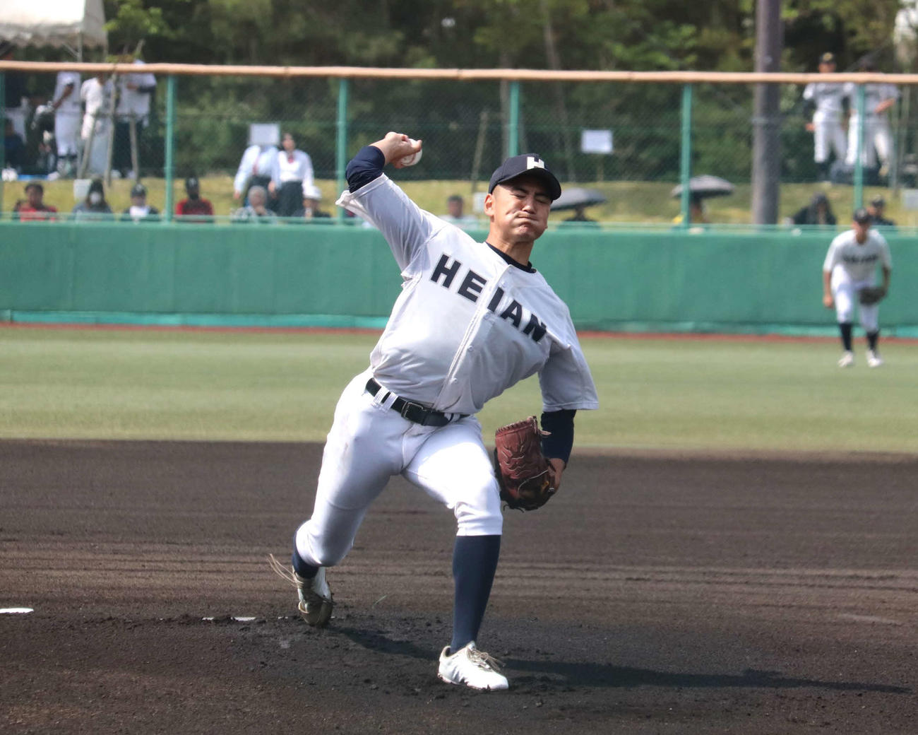 春季大会1次戦1回戦　洛西対龍谷大平安　龍谷大平安の先発、背番号18の河内（撮影・中島麗）