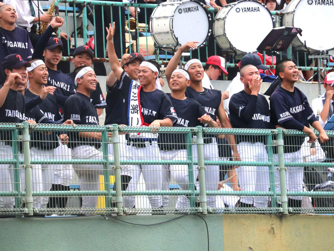 春季兵庫大会1回戦　社対滝川二　スタンドを盛り上げた、たすきを掛けて応援する滝川二の応援団長・薮本春陽外野手（2年）（撮影・中島麗）