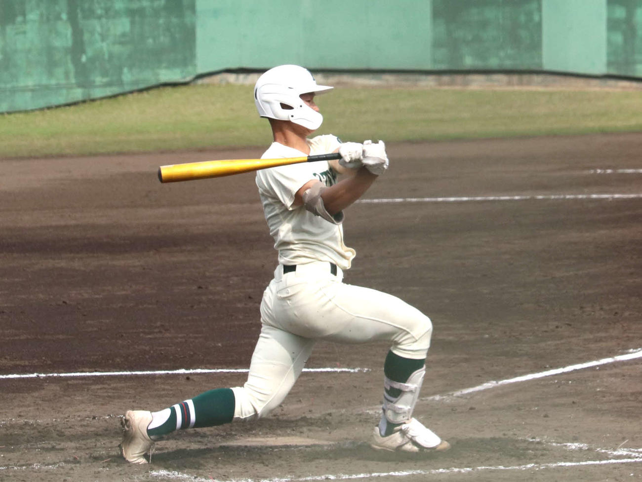 春季兵庫大会1回戦　報徳学園対市尼崎　3番に座る、報徳学園の背番号1・山岡（撮影・中島麗）