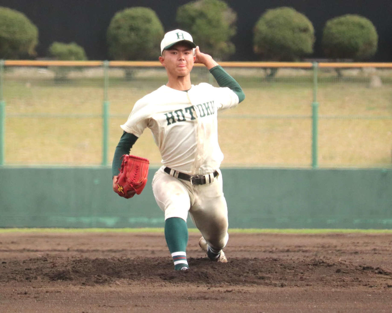 春季兵庫大会1回戦　報徳学園対市尼崎　先発した、報徳学園の背番号11・岡田（撮影・中島麗）