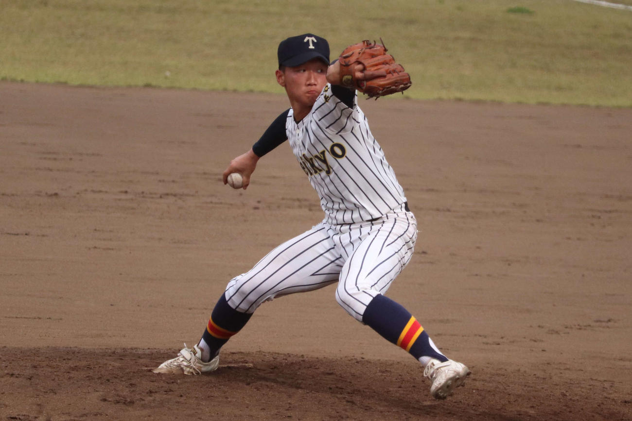 6回途中から3番手としてマウンドに上がり、4安打1失点に抑えた帝京・村松（撮影・保坂淑子）