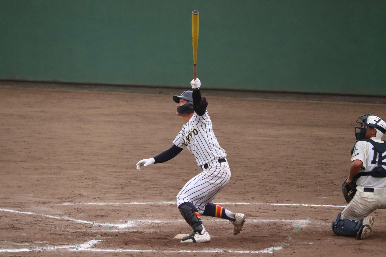 8回、この試合2本目となる左越えソロ本塁打を放つ帝京・村松（撮影・保坂淑子）