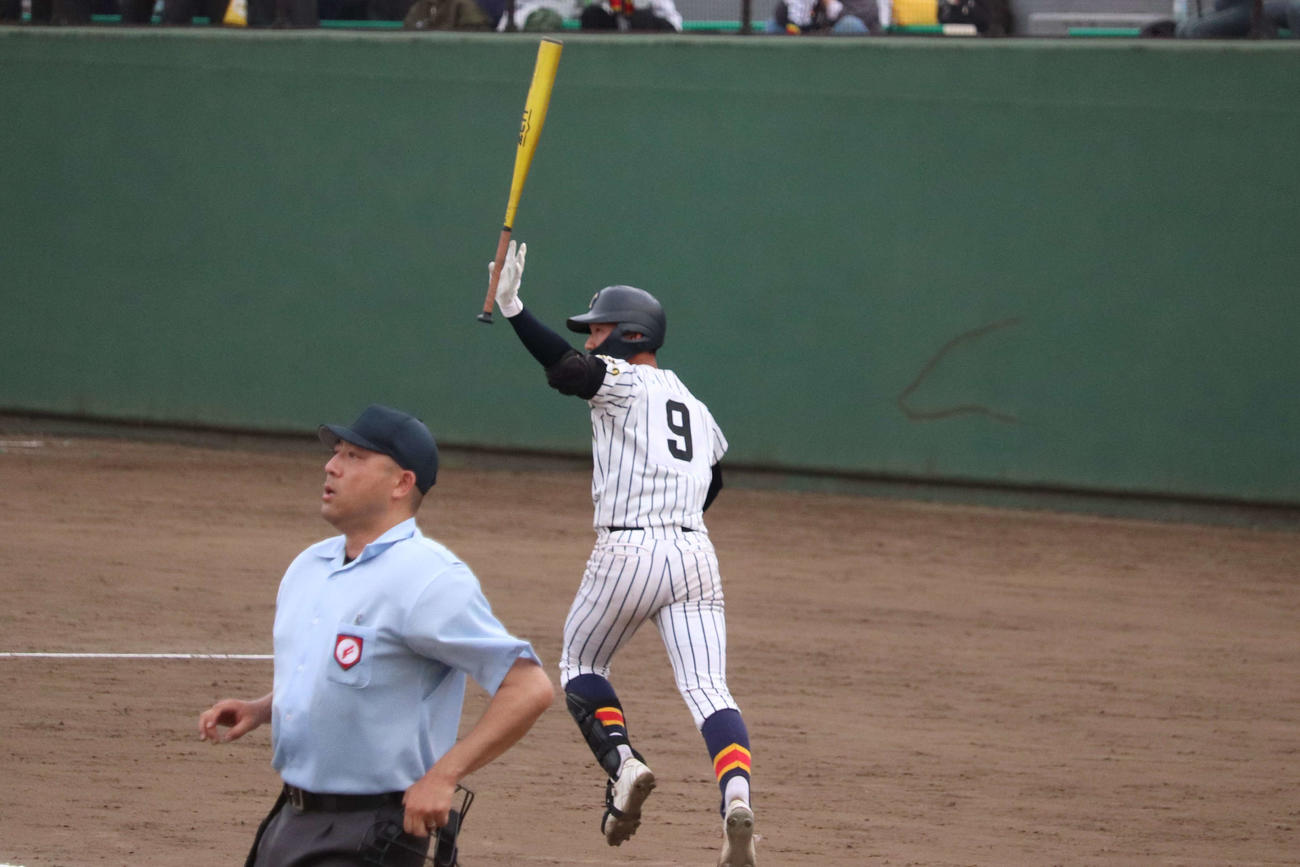 8回、この試合2本目となる左越えソロ本塁打を放ち、バットを大きく振りかざす帝京・村松（撮影・保坂淑子）