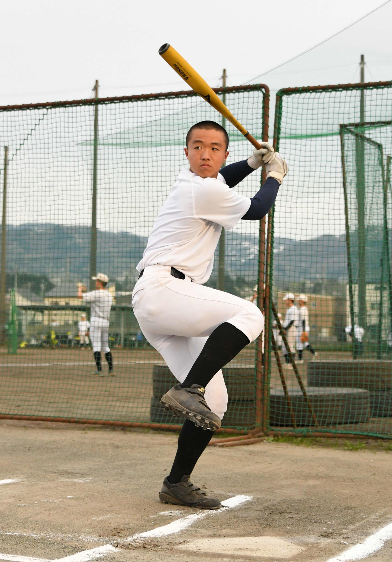 素振りをする帝京長岡・有馬