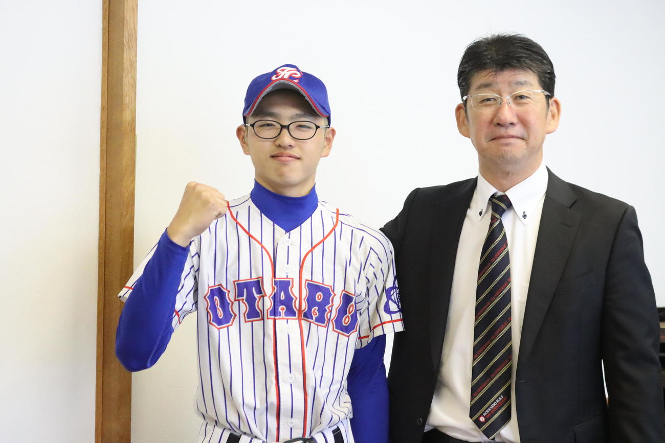 組み合わせ抽選会に出席した小樽未来創造主将の久米田（左）と高橋監督（撮影・保坂果那）
