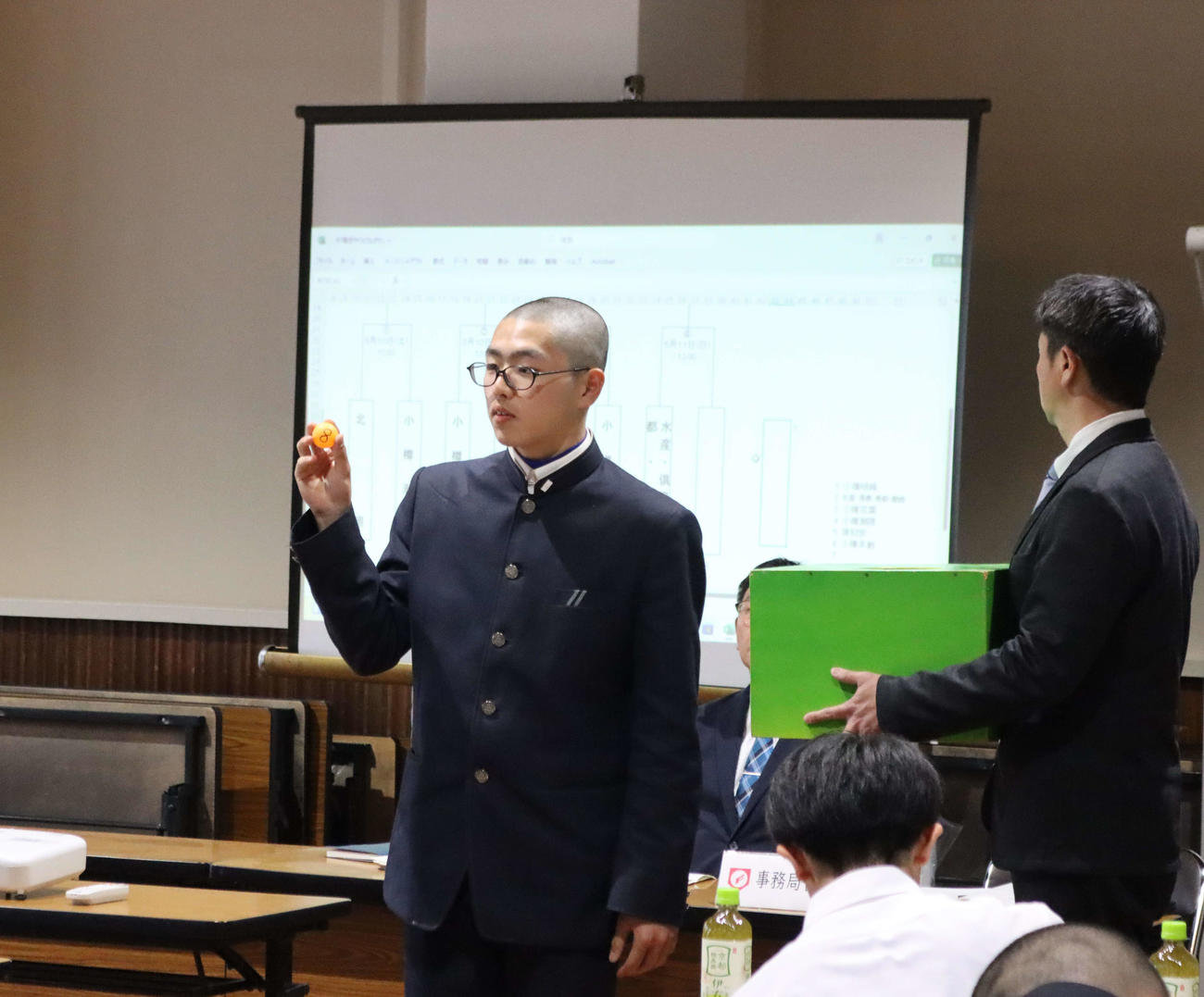組み合わせ抽選会でくじを引く小樽未来創造主将の久米田（撮影・保坂果那）