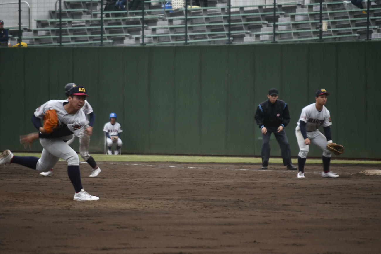聖望学園戦に3回途中から登板した浦和実駒木根琉空投手（撮影・平山連）