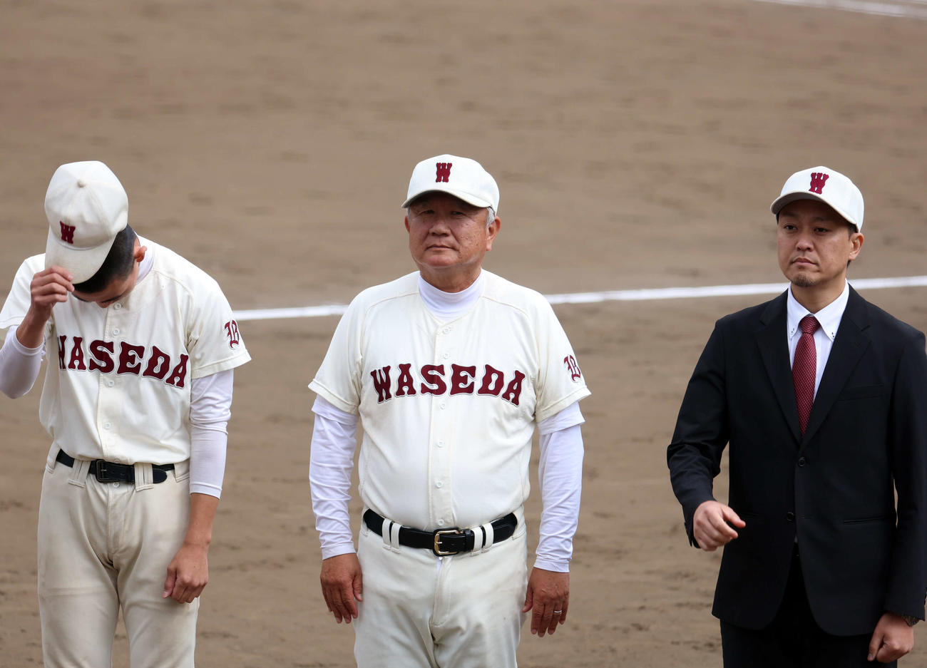 高校野球春季東京都大会準々決勝　早実対日大三　日大三高に敗れ、厳しい表情を見せる早実の和泉実監督（中央）（撮影・山本朝陽）