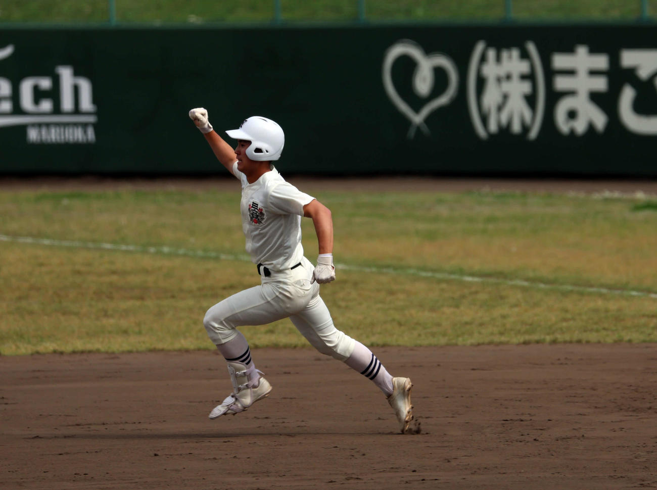 高校野球春季東京都大会準々決勝　早実対日大三　8回裏無死、二者連続の右越え本塁打を放ち右手を挙げた日大三本間（撮影・山本朝陽）