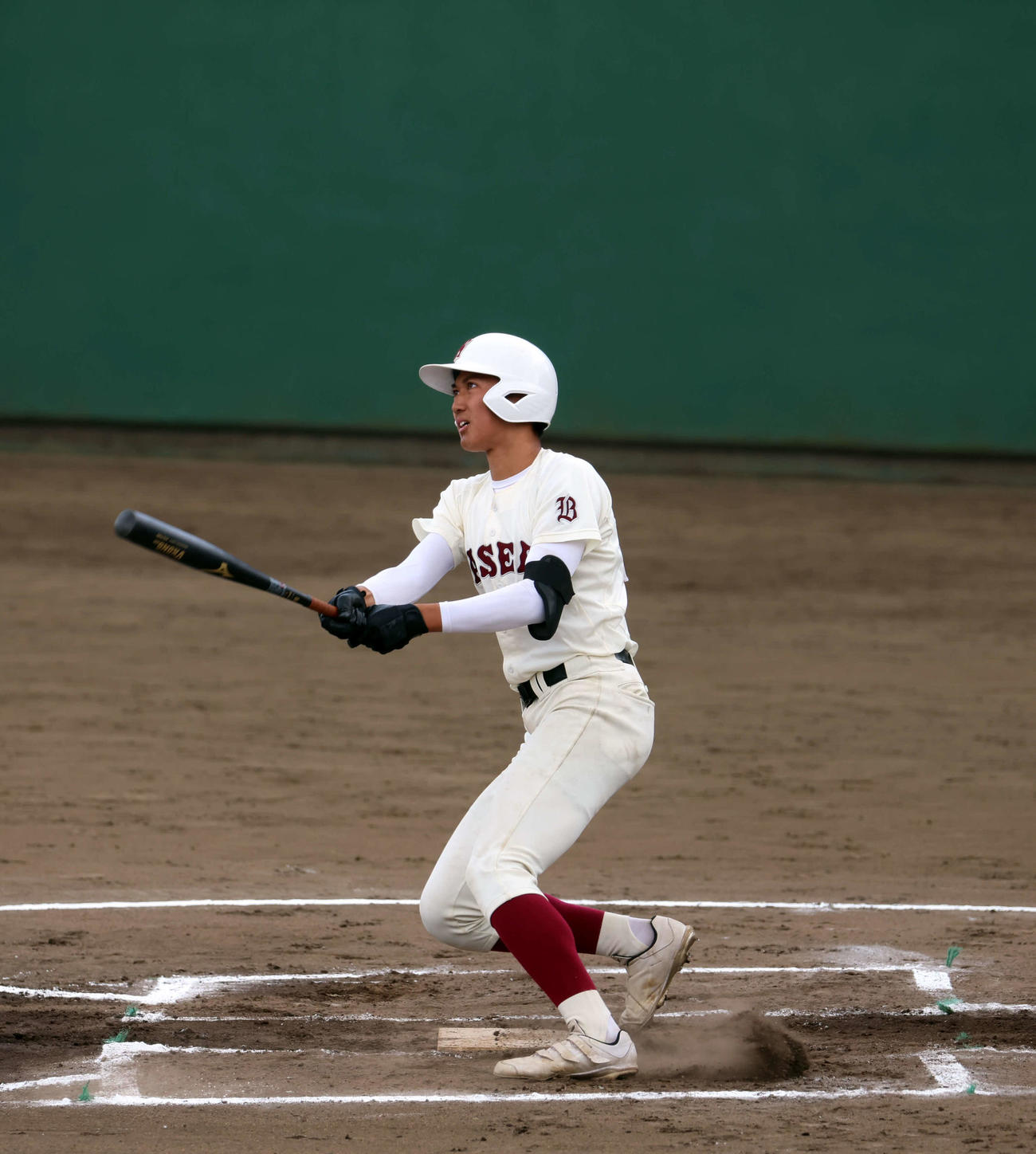 高校野球春季東京都大会準々決勝　早実対日大三　7回2死、左越え本塁打を放つ早実山中（撮影・山本朝陽）