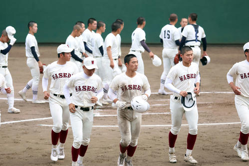 センバツ出場の早実が準々決勝敗退、昨夏の西東京大会決勝で勝利した日大三に敗戦