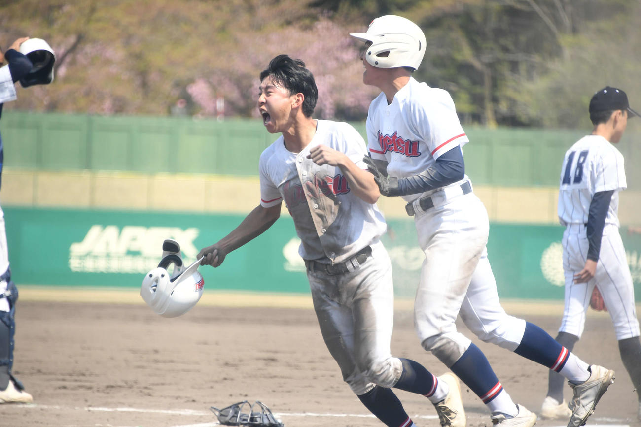 新潟産大付対上越　10回裏上越無死満塁、三塁走者の関川が敵失の間にサヨナラの生還を果たしガッツポーズ