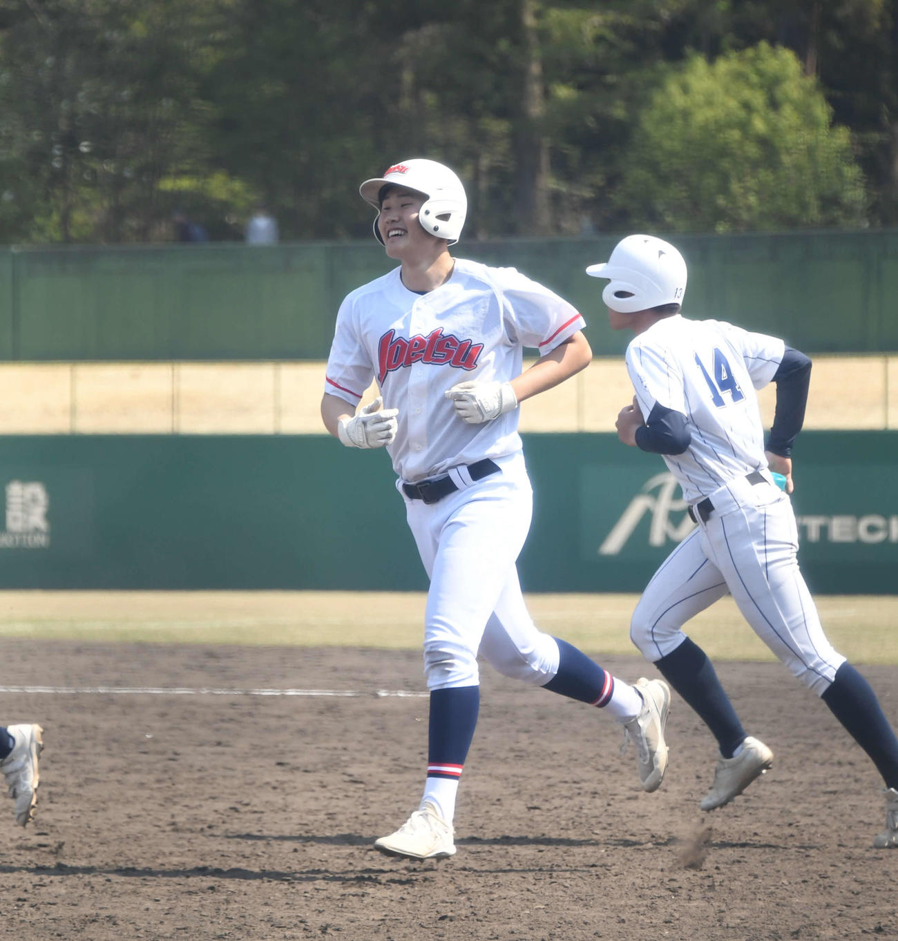 新潟産大付対上越　スクイズが敵失を誘ってサヨナラ勝ちを呼び込んだ4番見竹は、笑顔で整列に向かう