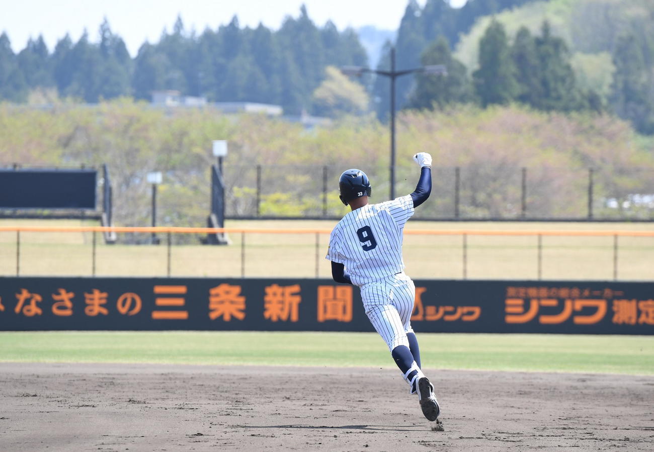 6－0の3回裏2死満塁で公式戦初本塁打を放ち、右腕を突き上げる北越・嶋（撮影・小林忠）