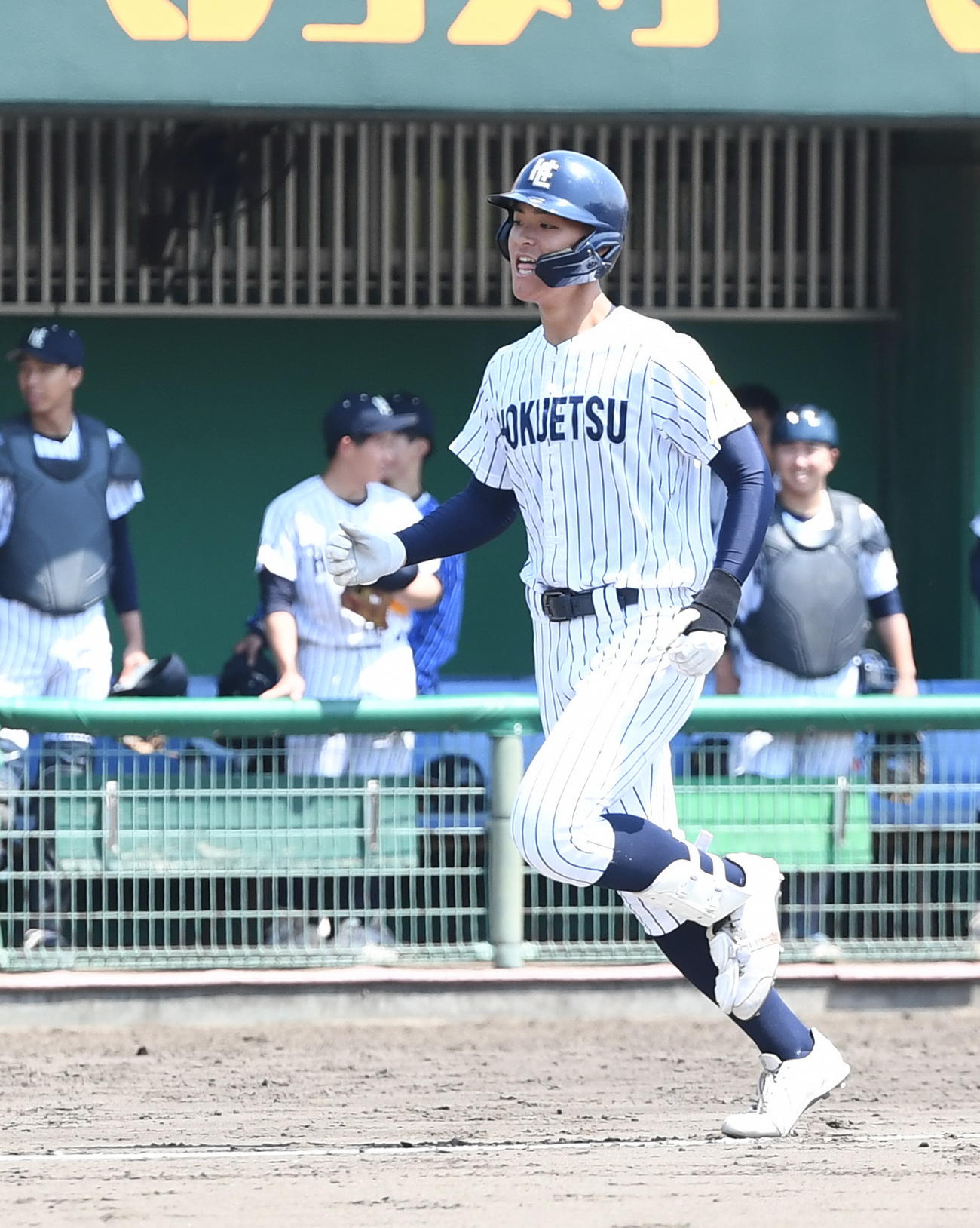 6－0の3回裏2死満塁で公式戦初本塁打を放ち、ホームベースに帰還する北越・嶋（右）（撮影・小林忠）