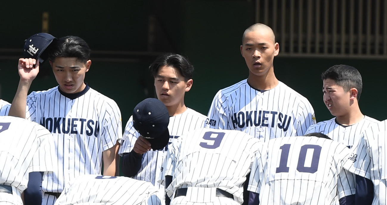 新潟江南ナインと試合後にあいさつする北越・嶋（右から2人目）（撮影・小林忠）
