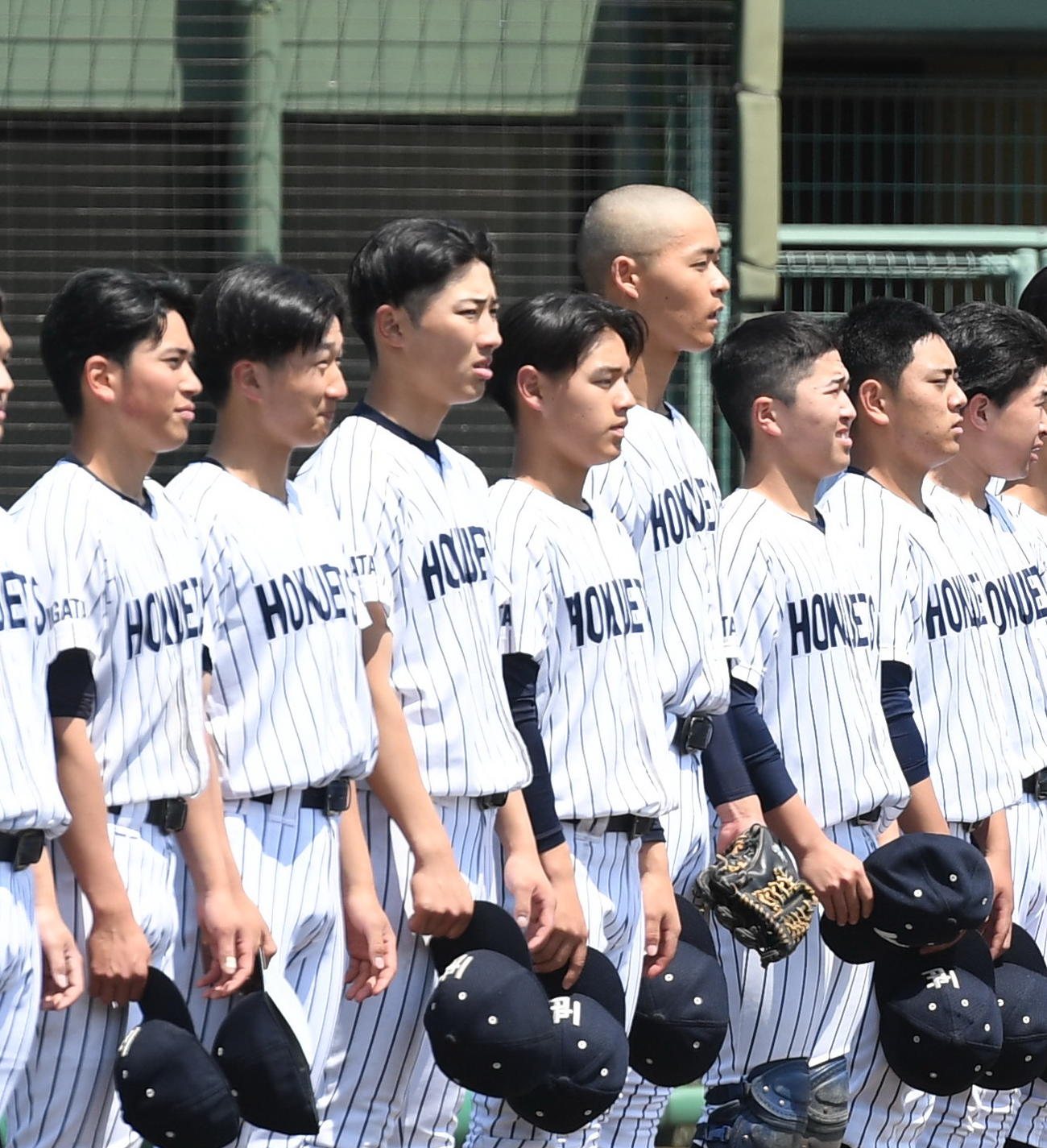 勝利後に校歌を歌う北越・嶋（奥から4人目）（撮影・小林忠）