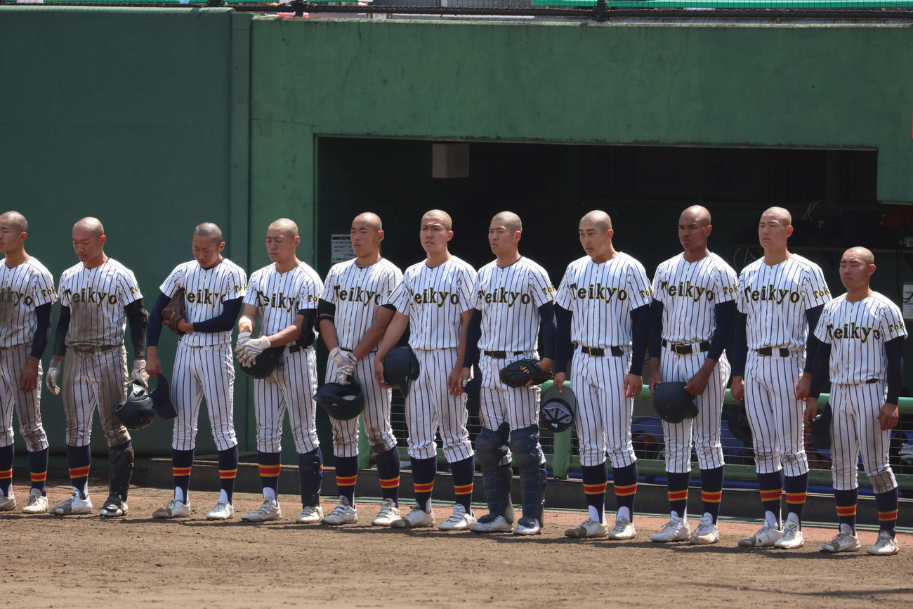 高校野球春季東京都大会　準々決勝　帝京対東海大菅生　帝京ナインは東海大菅生に敗れ、下を向いた（撮影・山本朝陽）