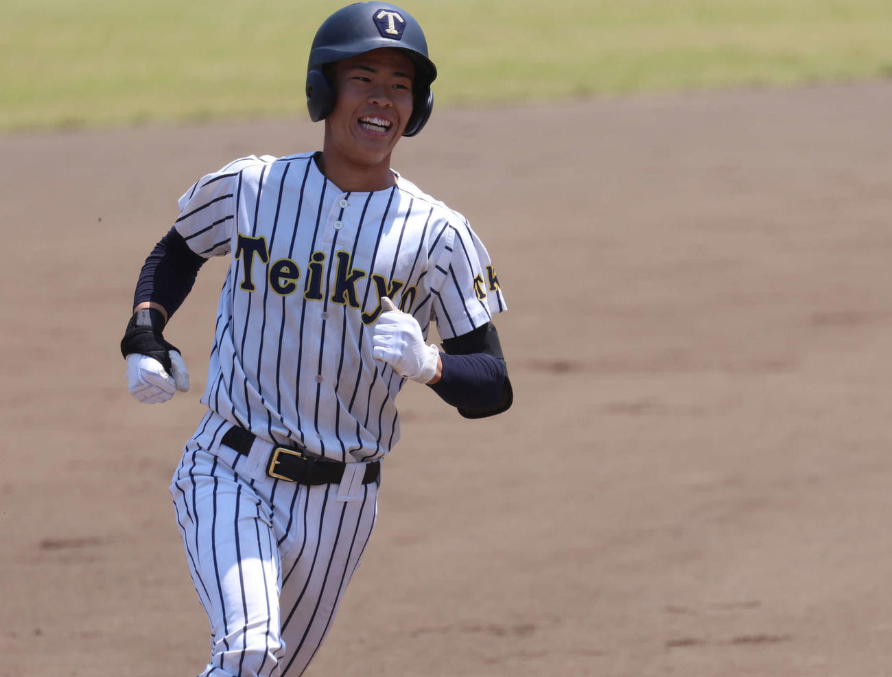 高校野球春季東京都大会　準々決勝　帝京対東海大菅生　7回表帝京無死、唐津は本塁打を放ち笑顔（撮影・山本朝陽）