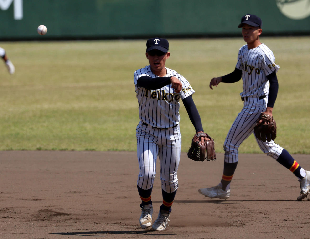 高校野球春季東京都大会　準々決勝　帝京対東海大菅生　1回裏1死二塁、遊ゴロをさばく梅景（撮影・山本朝陽）