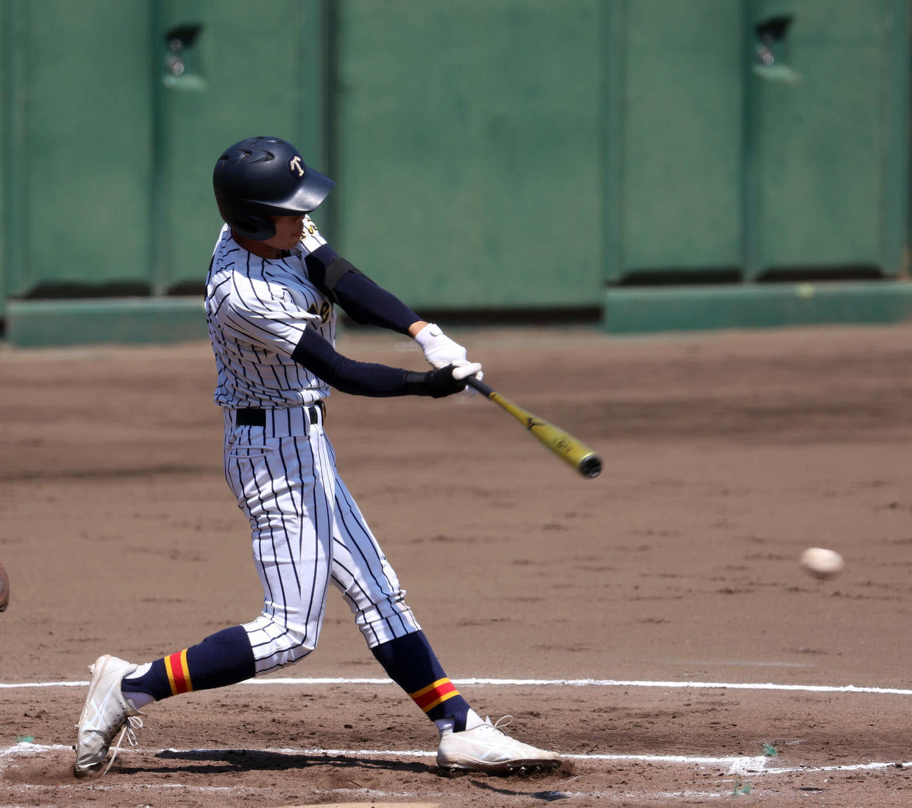 高校野球春季東京都大会　準々決勝　帝京対東海大菅生2回表帝京2死一塁、唐津は安打を放ちチャンスを広げる（撮影・山本朝陽）