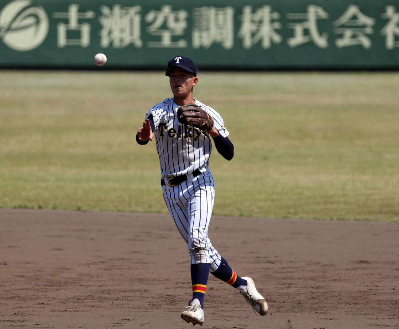 高校野球春季東京都大会　準々決勝　帝京対東海大菅生2回裏2死二塁、二ゴロをさばく帝京・唐津（撮影・山本朝陽）