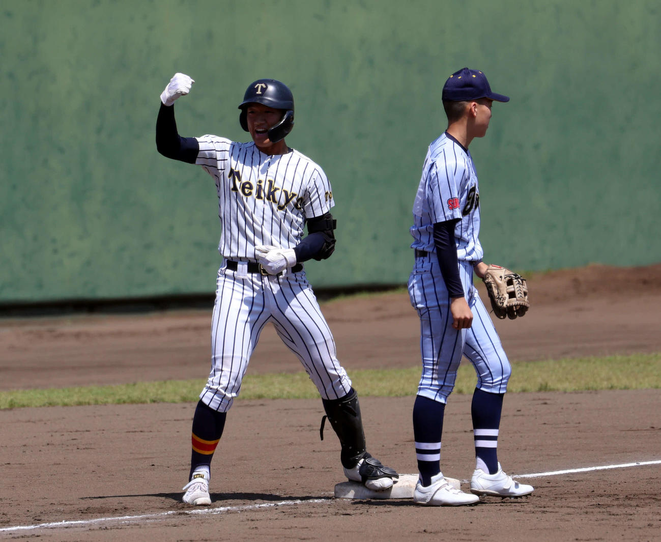高校野球春季東京都大会　準々決勝　帝京対東海大菅生　3回表帝京1死三塁、適時三塁打を放ちガッツポーズを見せる村松（左）（撮影・山本朝陽）