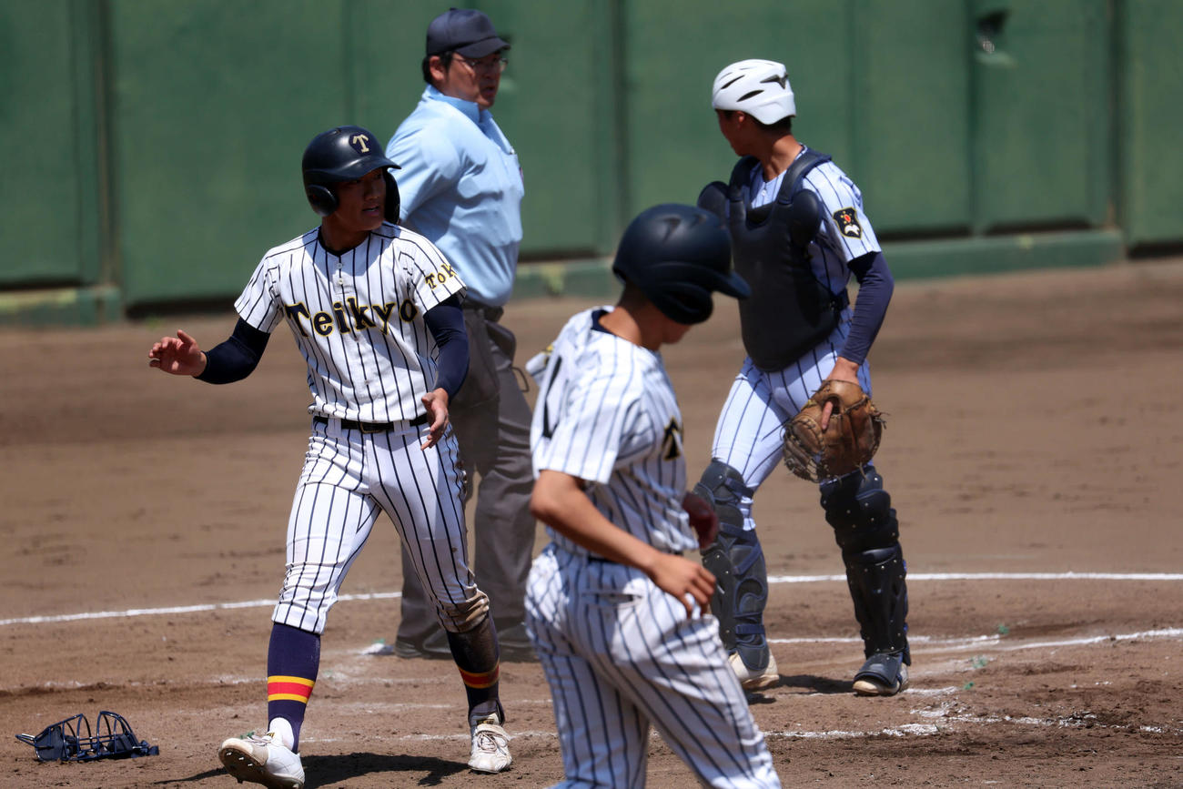 高校野球春季東京都大会　準々決勝　帝京対東海大菅生3回表帝京1死三塁、適時犠打で生還した村松（左）（撮影・山本朝陽）