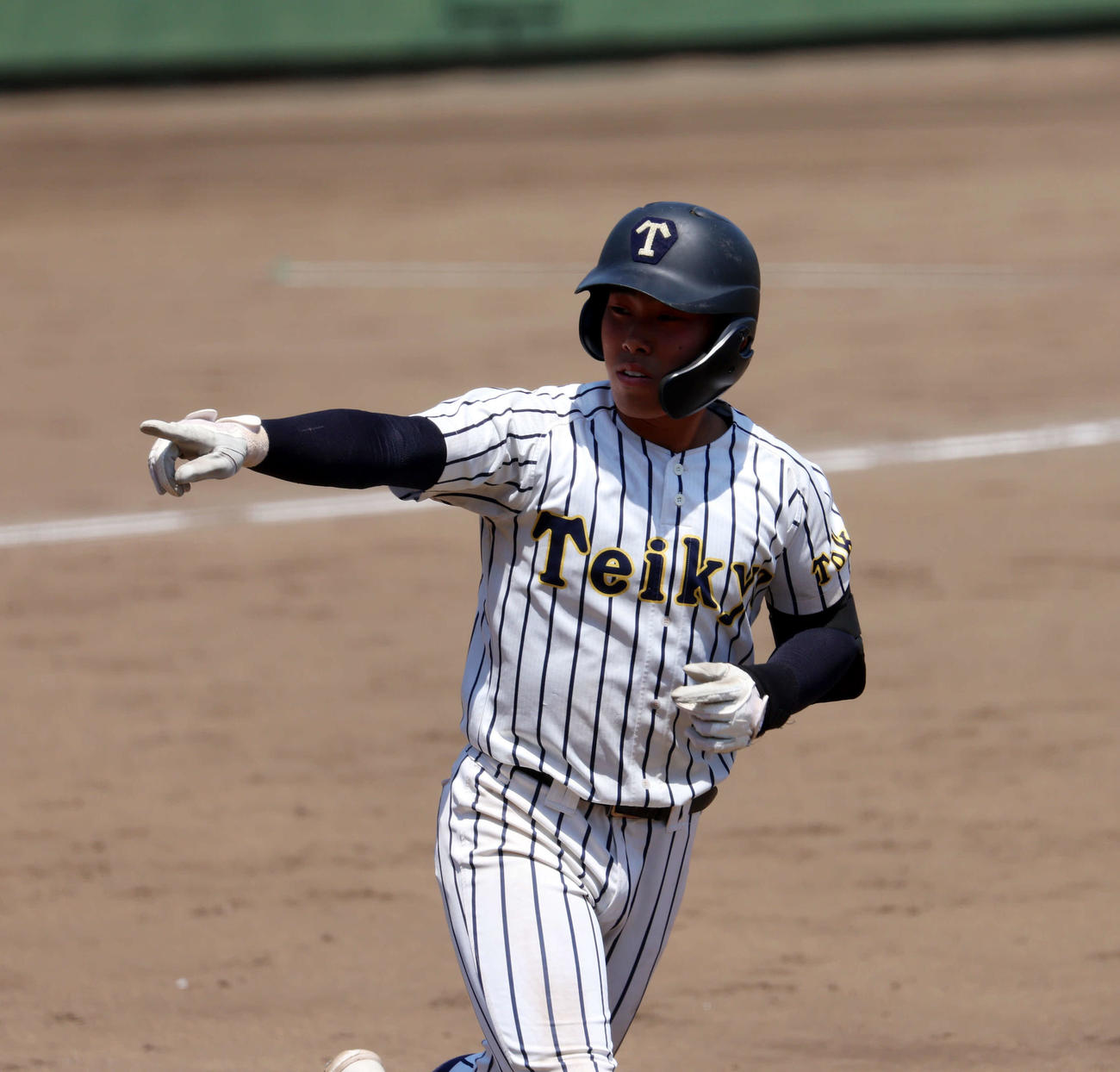 高校野球春季東京都大会　準々決勝　帝京対東海大菅生　5回表帝京無死、左越え本塁打を放ちベンチを指さす梅景（撮影・山本朝陽）