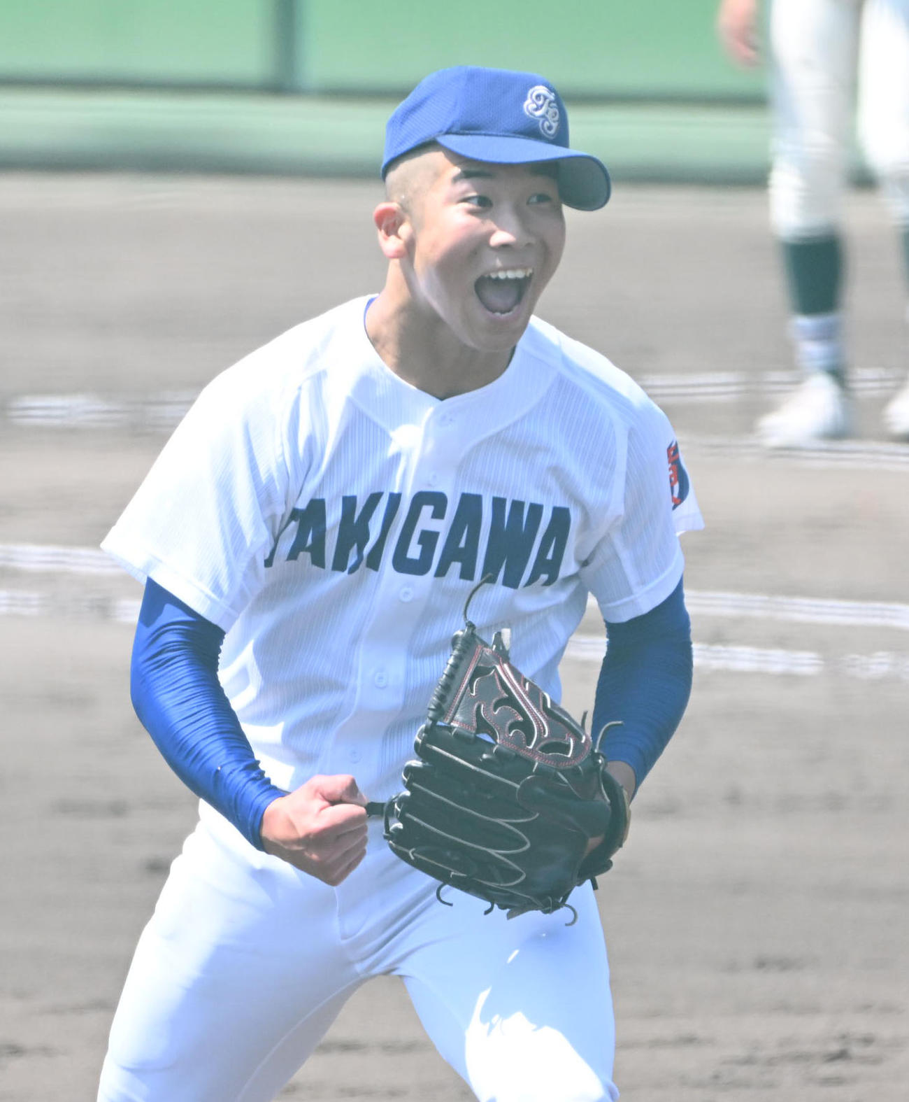 報徳学園対滝川　4回表滝川2死、報徳学園・金本を2ゴロに抑え雄たけびを上げる滝川・新井（撮影・石井愛子）