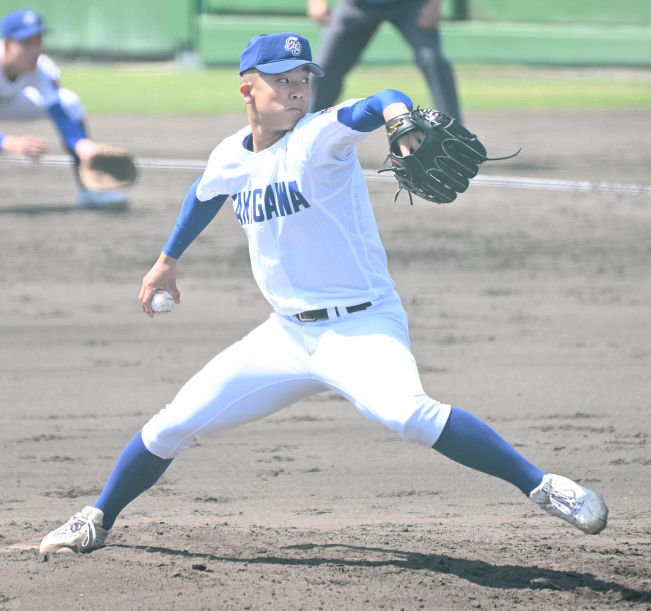 報徳学園対滝川　滝川先発の新井（撮影・石井愛子）