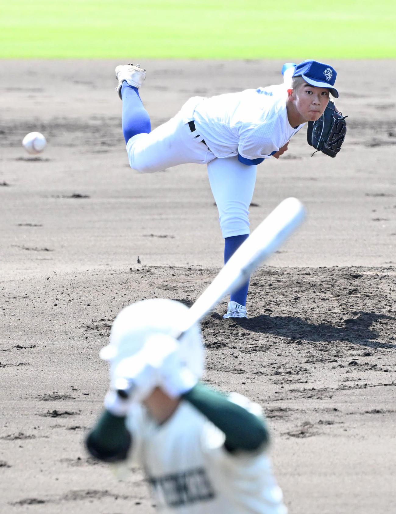 報徳学園対滝川　2回表報徳学園2死一、二塁、滝川・新井は報徳学園・金本に投球する（撮影・石井愛子）