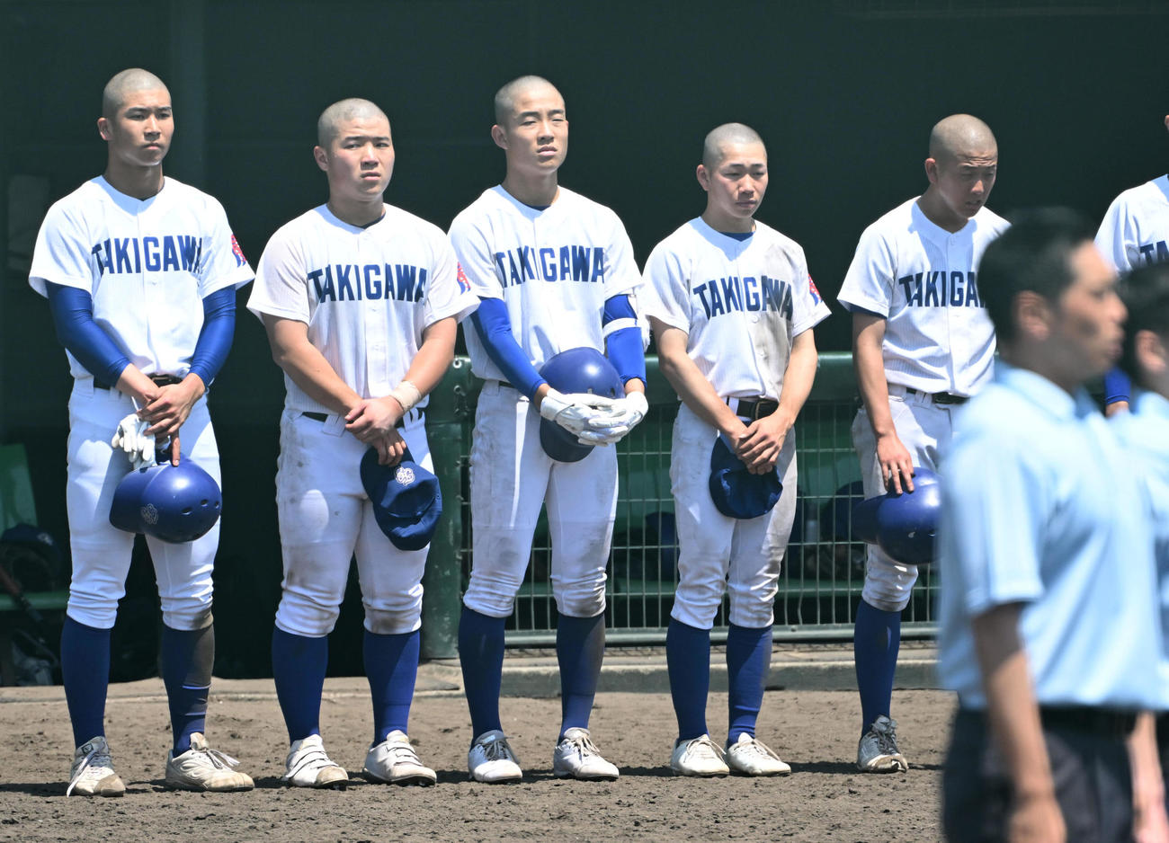 報徳学園対滝川　報徳学園に負け肩を落とす滝川ナイン（撮影・石井愛子）