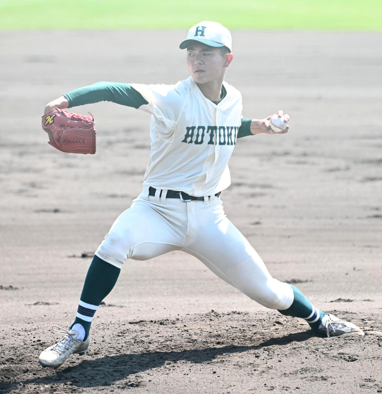 報徳学園対滝川　報徳学園先発の岡田（撮影・石井愛子）