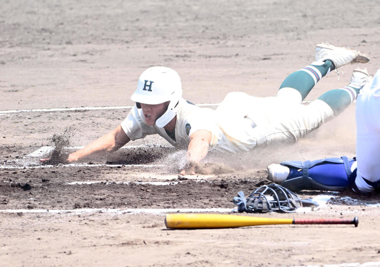 報徳学園対滝川　6回表報徳学園1死満塁、橋本の左犠飛で生還する藤本（撮影・石井愛子）