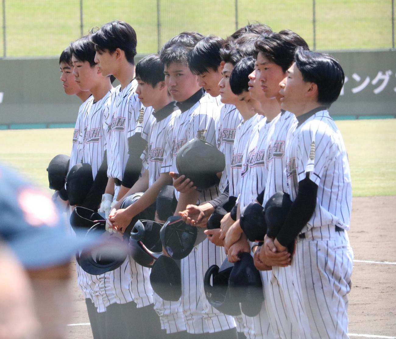 六甲アイランド対網干　網干ナインがスタンドにあいさつする（撮影・林亮佑）