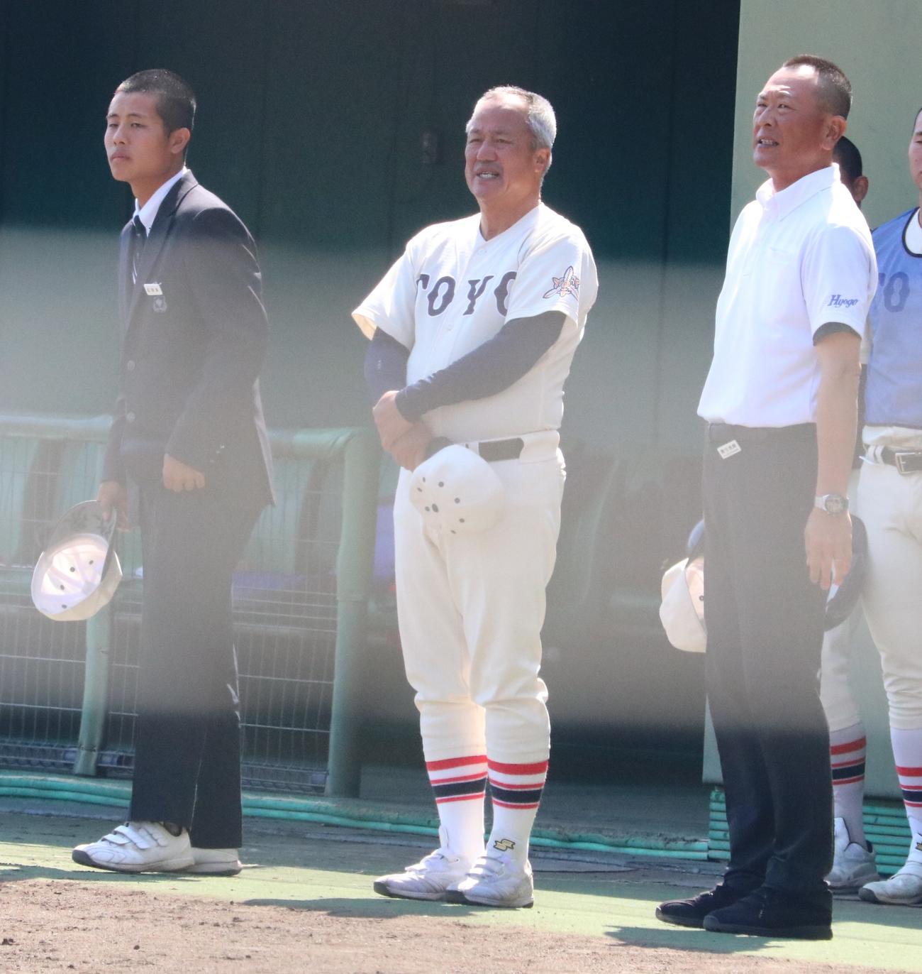 東洋大姫路対篠山産　東洋大姫路の岡田監督が試合を終えてあいさつする（撮影・林亮佑）