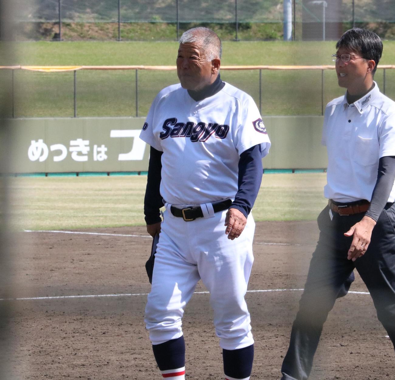 東洋大姫路対篠山産　篠山産の長沢監督が試合を終えて引き上げる（撮影・林亮佑）