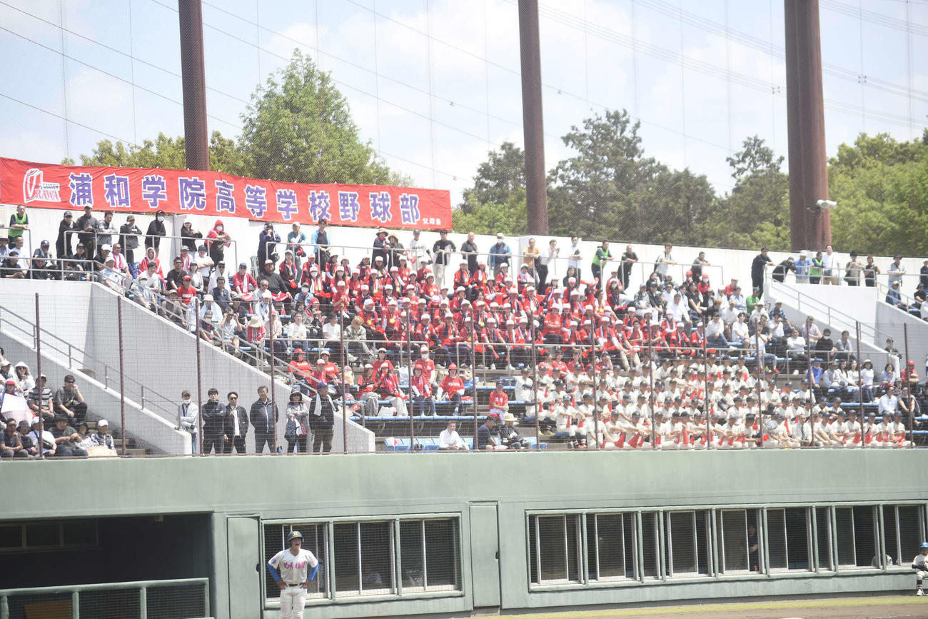 三塁側スタンドに集う浦和学院の応援団（撮影・平山連）