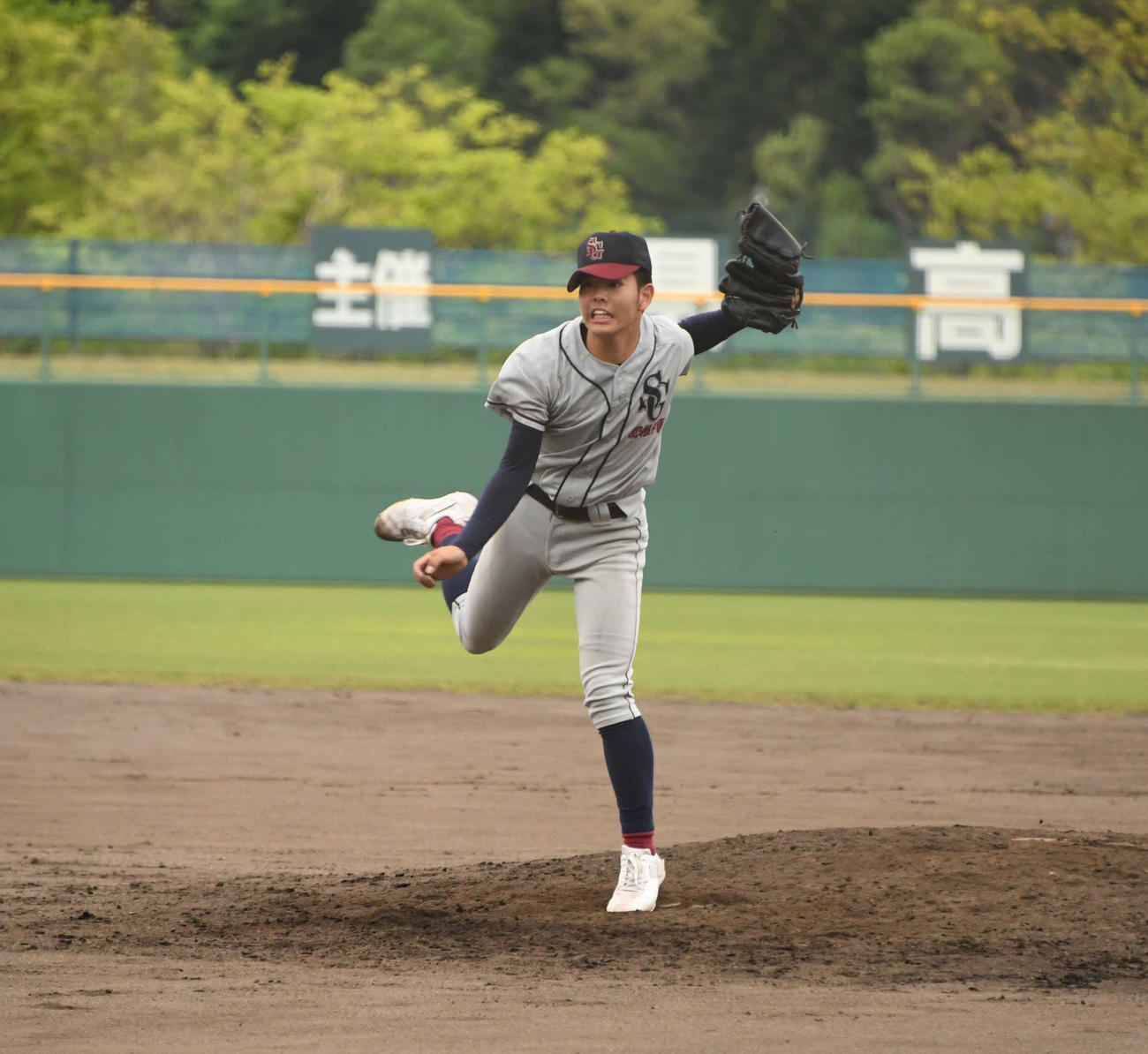 気持ちを前面に出した投球を見せる関根学園・鈴木