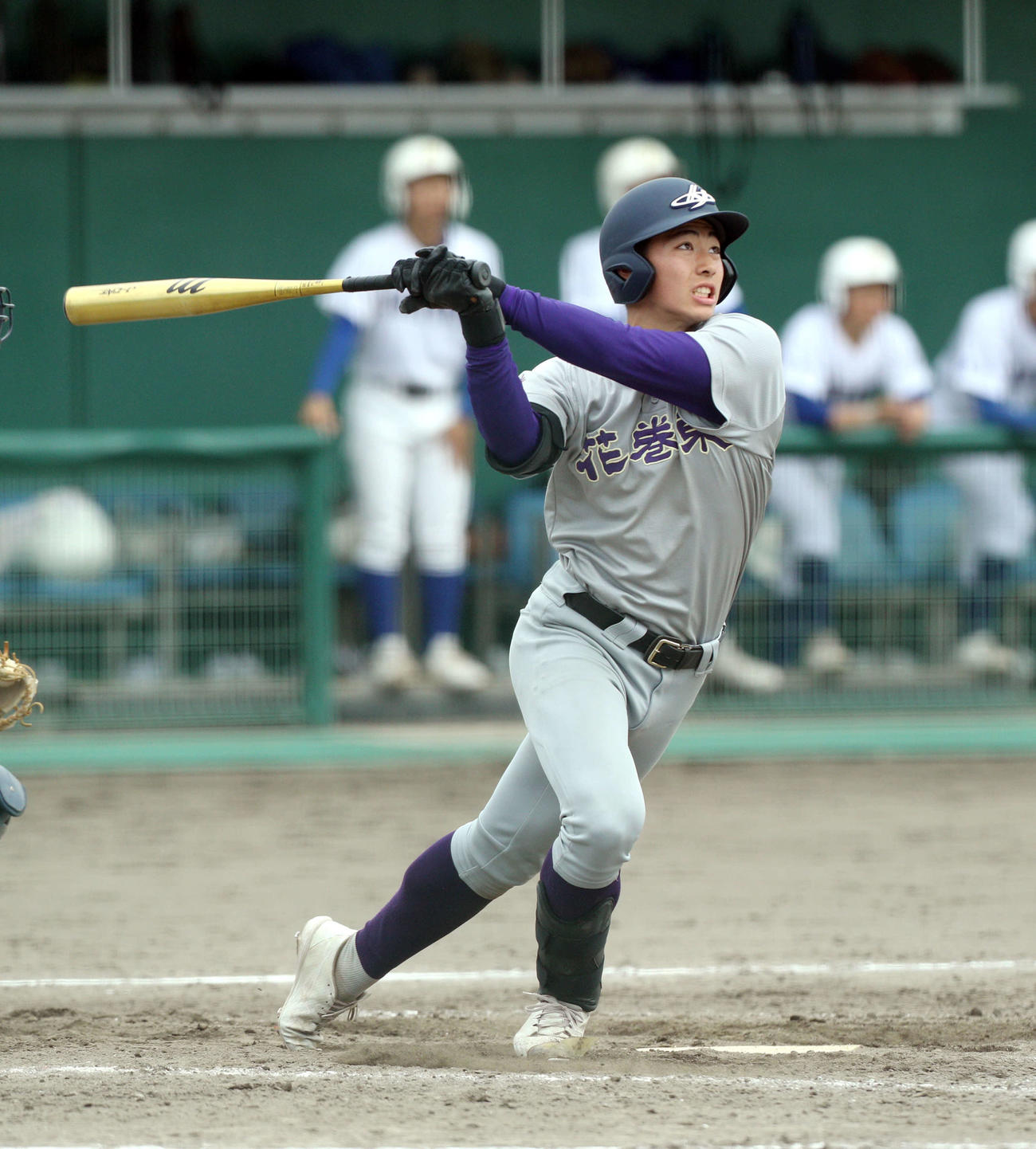 花巻東対花北青雲　5回裏花巻東2死三塁、右越えに2点本塁打を放つ花巻東・新田（撮影・木村有優）